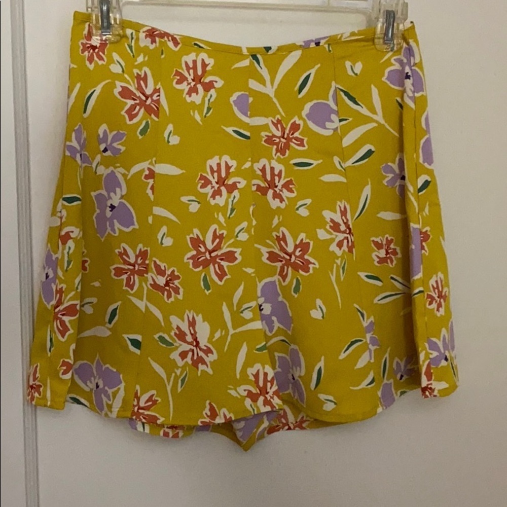 NWT BCBG Yellow highwaisted floral shorts size:0
